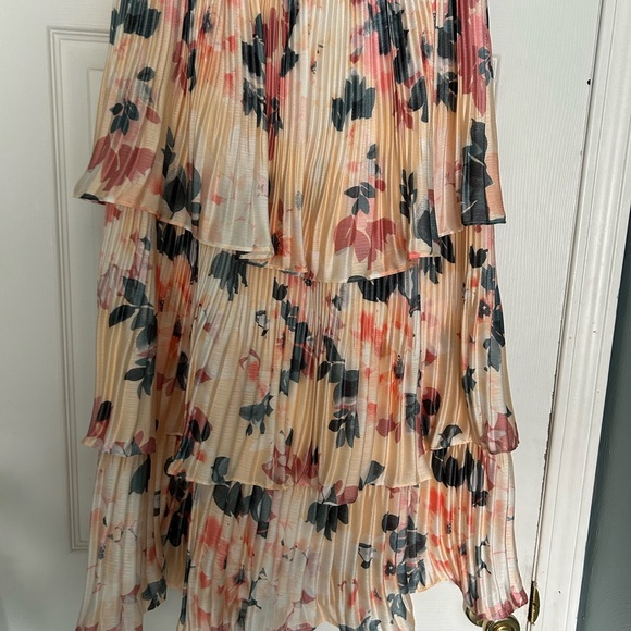 Woman’s long floral skirt - Picture 2 of 3